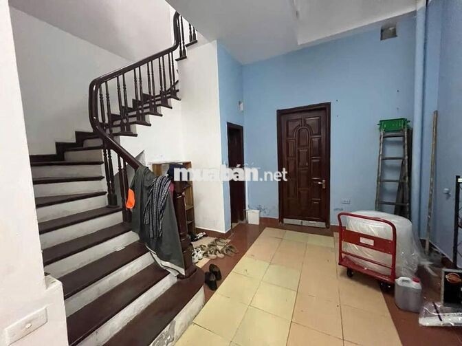 Cho thuê nhà ngõ 68 Trung Kính, Dt 60m x 4 tầng ô tô đỗ cửa
