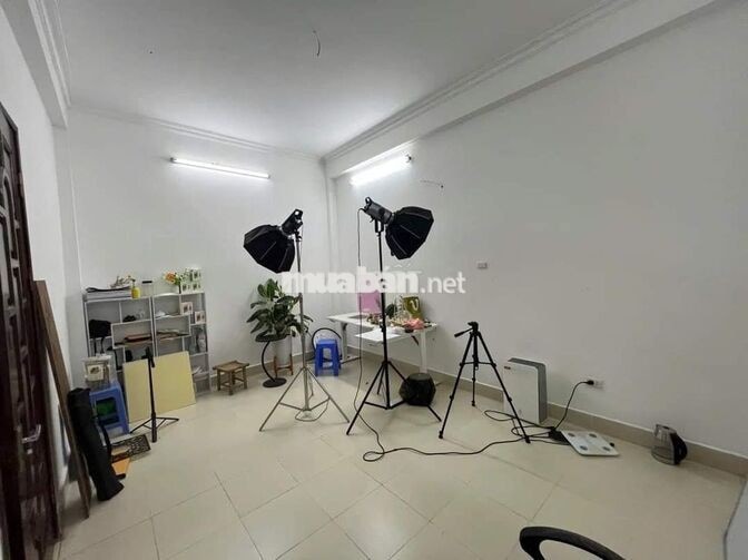 Cho thuê nhà ngõ 68 Trung Kính, Dt 60m x 4 tầng ô tô đỗ cửa