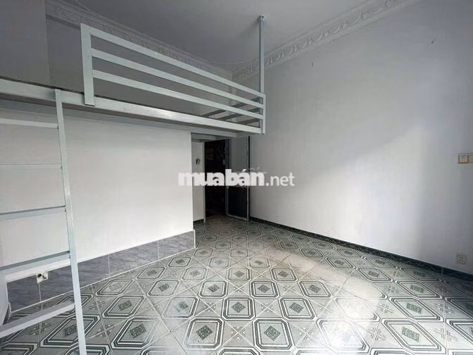 Phòng gác thoáng mát gần công viên Làng Hoa 