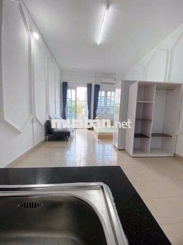 STUDIO BAN CÔNG SIÊU RỘNG TẠI TÂN BÌNH GẦN HỌC VIỆN HÀNG KHÔNG CƠ SỞ 2