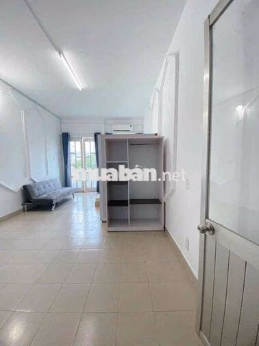 STUDIO BAN CÔNG SIÊU RỘNG TẠI TÂN BÌNH GẦN HỌC VIỆN HÀNG KHÔNG CƠ SỞ 2