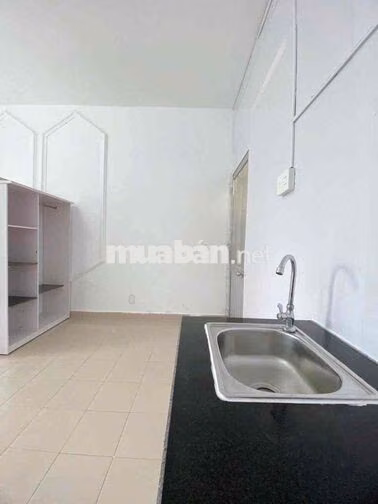 STUDIO BAN CÔNG SIÊU RỘNG TẠI TÂN BÌNH GẦN HỌC VIỆN HÀNG KHÔNG CƠ SỞ 2