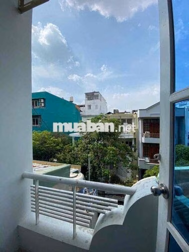 STUDIO BAN CÔNG SIÊU RỘNG TẠI TÂN BÌNH GẦN HỌC VIỆN HÀNG KHÔNG CƠ SỞ 2