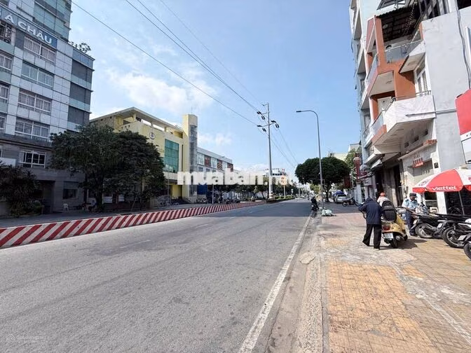 Cần bán 338 Lạc Long Quân gần vòng xoay Đầm Sen. DT: 7 x 8m, 4 tầng.