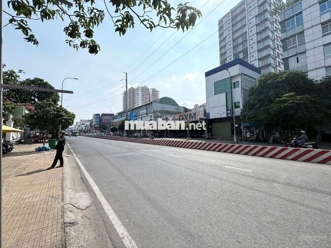 Cần bán 338 Lạc Long Quân gần vòng xoay Đầm Sen. DT: 7 x 8m, 4 tầng.