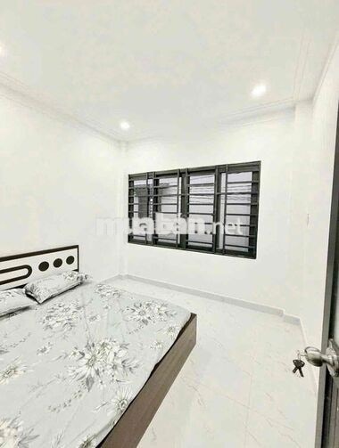 nhà mới sổ hoàn công đối diện trường đh nguyễn tất thành P.apđ Q12