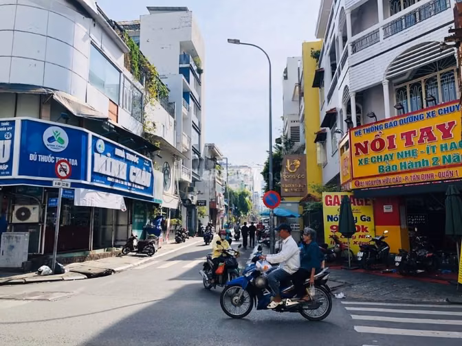 Bán nhà mặt tiền 32 Huyền Quang, Tân Định, TP.HCM (Vị trí đắc địa Q1)