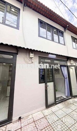 nhà mới sổ hoàn công đối diện trường đh nguyễn tất thành P.apđ Q12