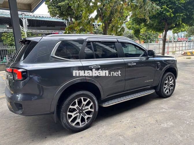 Ford Everest Titanium Xám, bảo hành 2027, vay 75%