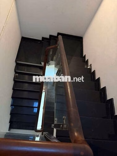 CHO THUÊ NHÀ NGUYÊN CĂN 1 TRỆT 2 LẦU, DT 4×18 CÓ 3PN,4WC. HẺM XE HƠI