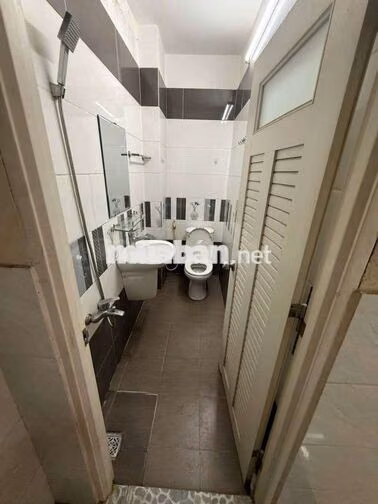 CHO THUÊ NHÀ NGUYÊN CĂN 1 TRỆT 2 LẦU, DT 4×18 CÓ 3PN,4WC. HẺM XE HƠI