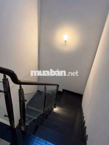 CHO THUÊ NHÀ NGUYÊN CĂN 1 TRỆT 2 LẦU, DT 4×18 CÓ 3PN,4WC. HẺM XE HƠI