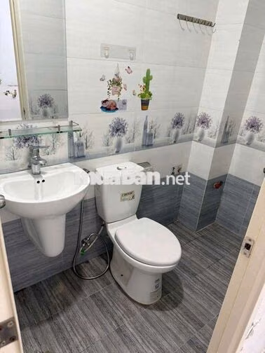 CHO THUÊ NHÀ NGUYÊN CĂN 1 TRỆT 2 LẦU, DT 4×18 CÓ 3PN,4WC. HẺM XE HƠI