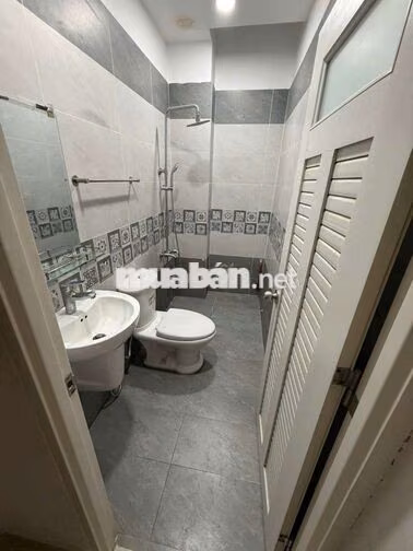 CHO THUÊ NHÀ NGUYÊN CĂN 1 TRỆT 2 LẦU, DT 4×18 CÓ 3PN,4WC. HẺM XE HƠI