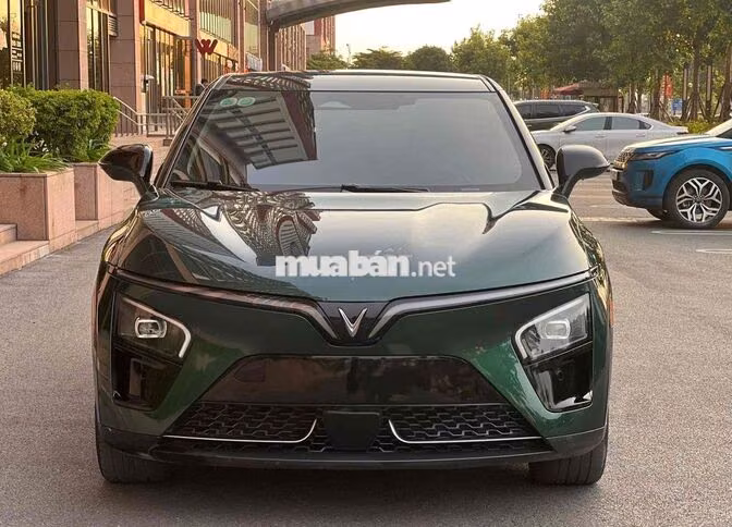 Vinfast VF7 Eco 2025 Xanh rêu 30000 km