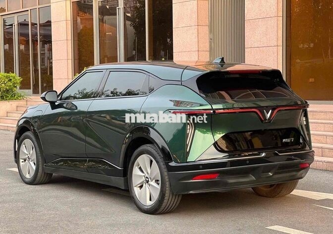 Vinfast VF7 Eco 2025 Xanh rêu 30000 km