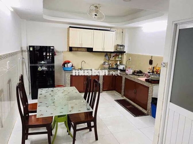 ĐH YDược TP.HCM (1km), ĐH Bách Khoa (1.5km), UEH, ĐH Sư Phạm, ĐHSaiGon