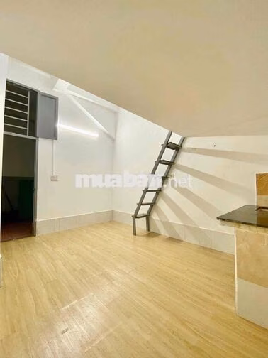 Phòng Mới Rộng Rãi Sẵn Tủ Kệ Gác , Bếp