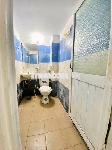 Phòng Mới Rộng Rãi Sẵn Tủ Kệ Gác , Bếp