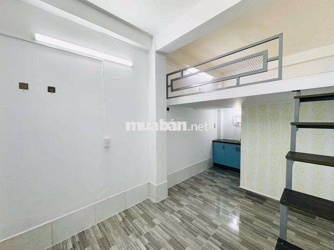 Phòng Mới Rộng Rãi Sẵn Tủ Kệ Gác , Bếp