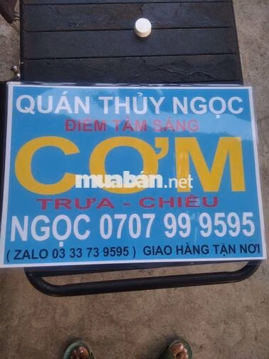 Cần người phụ bán com
