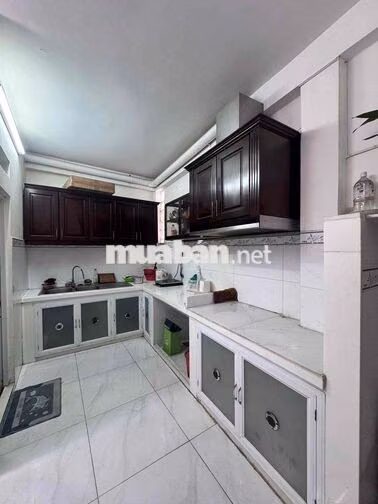3tr đi bộ qua Đại học Ntt đc cửa sổ thoáng
