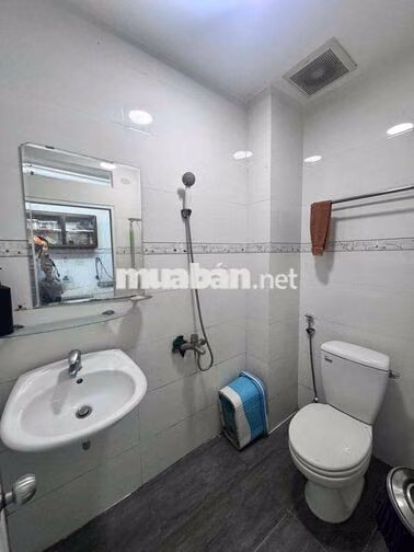 3tr đi bộ qua Đại học Ntt đc cửa sổ thoáng