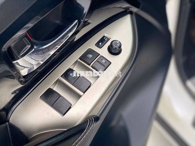 Toyota Innova Venturer 2020 Trắng Tự động 8 chỗ
