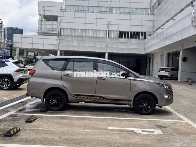 Toyota Innova 2.0E 2018 Số Sàn Xám