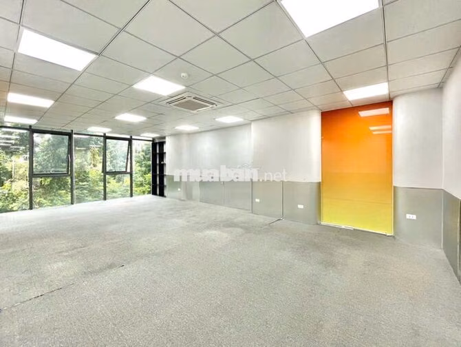 Chùa Láng - Sàn mới 100% mặt tiền full kính 100m2 giá chỉ 17tr/tháng