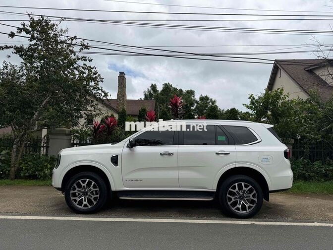 Ford Everest Titanium 2024 Trắng 16000 km