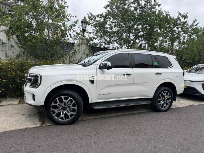 Ford Everest Titanium 2024 Trắng 16000 km