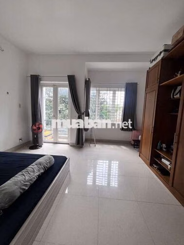 phòng 30m2 ban công cửa sổ thông thoáng như  hình