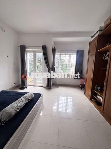 phòng 30m2 ban công cửa sổ thông thoáng như  hình