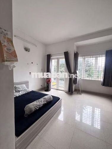 phòng 30m2 ban công cửa sổ thông thoáng như  hình