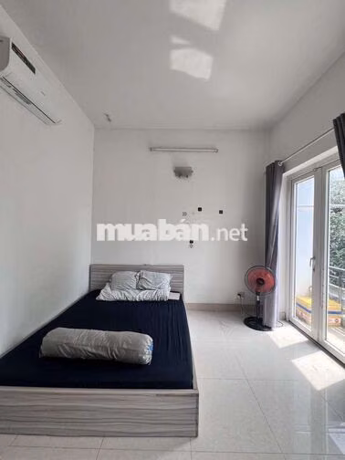 phòng 30m2 ban công cửa sổ thông thoáng như  hình