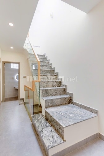 Gia đình mình cần cho thuê nhà 3 lầu xinh, rộng rãi thoáng mát, DTSD h