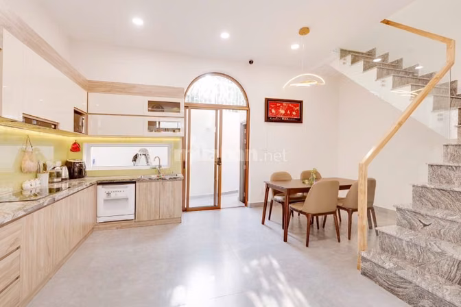 Gia đình mình cần cho thuê nhà 3 lầu xinh, rộng rãi thoáng mát, DTSD h