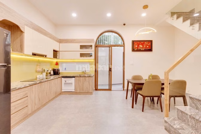 Gia đình mình cần cho thuê nhà 3 lầu xinh, rộng rãi thoáng mát, DTSD h
