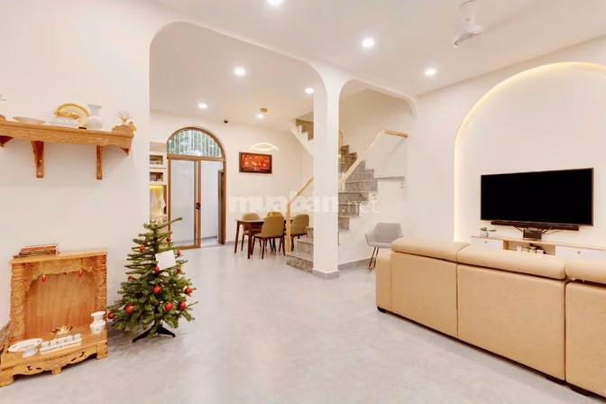 Gia đình mình cần cho thuê nhà 3 lầu xinh, rộng rãi thoáng mát, DTSD h