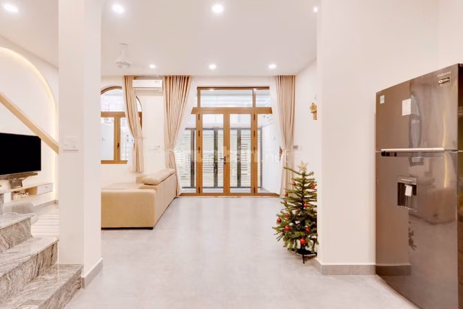 Gia đình mình cần cho thuê nhà 3 lầu xinh, rộng rãi thoáng mát, DTSD h