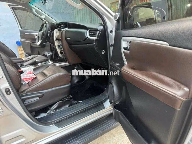 Toyota Fortuner 2020 Bạc 7 chỗ số tự động