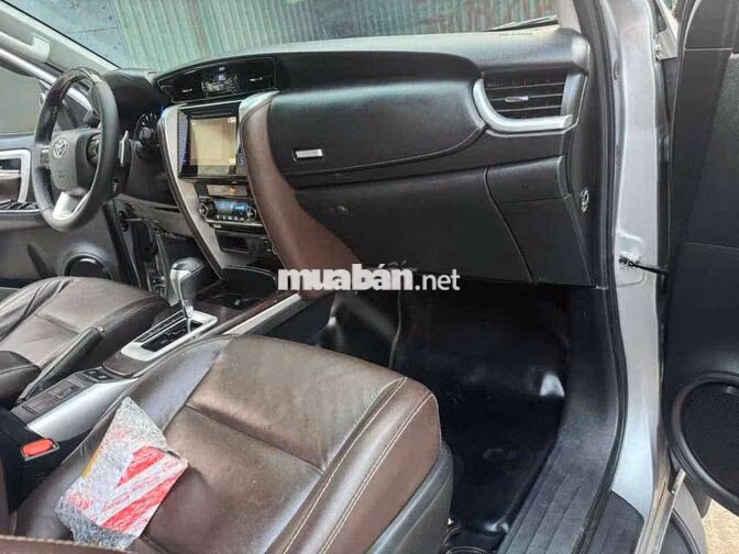 Toyota Fortuner 2020 Bạc 7 chỗ số tự động