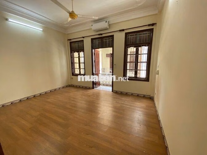 Cho thuê nhà Hoàng Cầu, 65m 5 tầng thông sàn, vị trí siêu đẹp chỉ 25tr