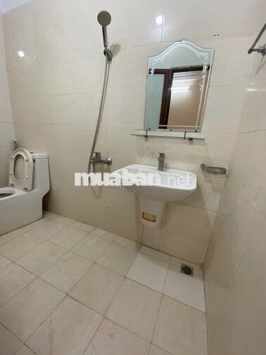 Cho thuê nhà Hoàng Cầu, 65m 5 tầng thông sàn, vị trí siêu đẹp chỉ 25tr