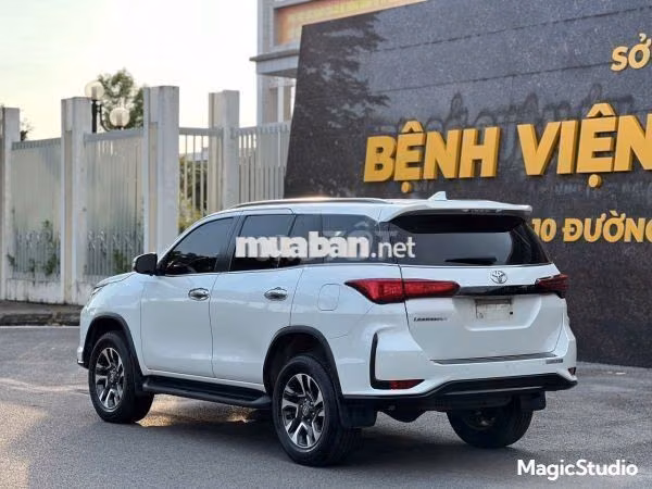 Toyota Fortuner 2021 2.4G 4x2 AT Legender Trắng