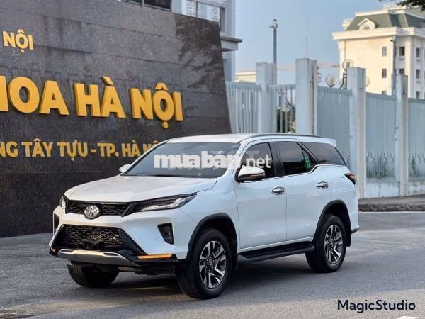 Toyota Fortuner 2021 2.4G 4x2 AT Legender Trắng
