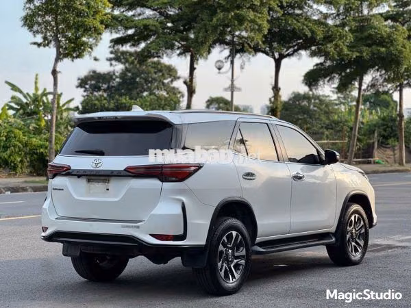 Toyota Fortuner 2021 2.4G 4x2 AT Legender Trắng