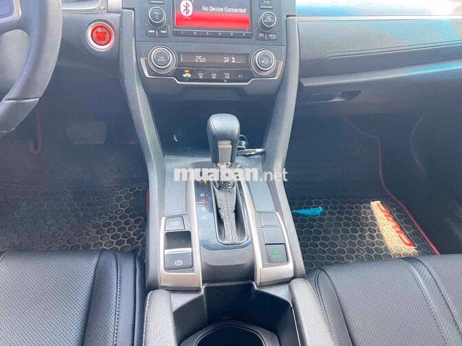 Honda Civic 1.8E 2018 Trắng Thái Lan