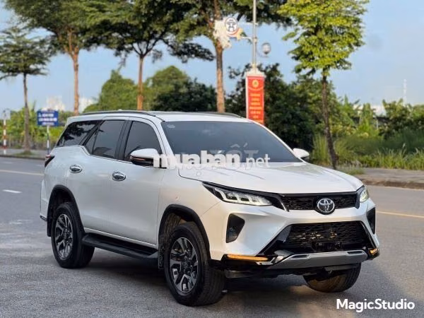 Toyota Fortuner 2021 2.4G 4x2 AT Legender Trắng